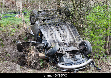 Queenswood Fahrt, Leeds West Yorkshire UK 9. April 2014. Notdienste besuchen einen Vorfall bei rund 1400 Stunden in dem ein Fahrzeug in einem belebten Vorort Straße aufgehoben. Zwei Personen wurden freigeschnitten aus dem Fahrzeug landete auf dem Dach im Wald an der Seite der Straße im Bereich Becketts Park LS6 und aus der Szene entfernt mit einem Krankenwagen. West Yorkshire Air Ambulance auch besuchte die Szene aber wurde nicht verwendet, um Verluste zu transportieren. Ein anderes Fahrzeug, eine gelbe Seat Ibiza, die gesehen wurde, beschädigt zu sein war auch in der Nähe geparkt. Bildnachweis: Ian Wray/Alamy Live-Nachrichten Stockfoto