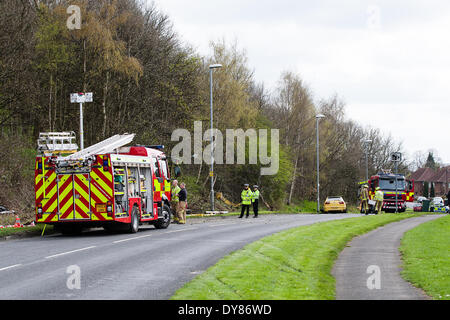 Queenswood Fahrt, Leeds West Yorkshire UK 9. April 2014. Notdienste besuchen einen Vorfall bei rund 1400 Stunden in dem ein Fahrzeug in einem belebten Vorort Straße aufgehoben. Zwei Personen wurden freigeschnitten aus dem Fahrzeug landete auf dem Dach im Wald an der Seite der Straße im Bereich Becketts Park LS6 und aus der Szene entfernt mit einem Krankenwagen. West Yorkshire Air Ambulance auch besuchte die Szene aber wurde nicht verwendet, um Verluste zu transportieren. Ein anderes Fahrzeug, eine gelbe Seat Ibiza, die gesehen wurde, beschädigt zu sein war auch in der Nähe geparkt. Bildnachweis: Ian Wray/Alamy Live-Nachrichten Stockfoto