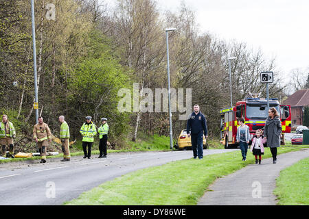 Queenswood Fahrt, Leeds West Yorkshire UK 9. April 2014. Notdienste besuchen einen Vorfall bei rund 1400 Stunden in dem ein Fahrzeug in einem belebten Vorort Straße aufgehoben. Zwei Personen wurden freigeschnitten aus dem Fahrzeug landete auf dem Dach im Wald an der Seite der Straße im Bereich Becketts Park LS6 und aus der Szene entfernt mit einem Krankenwagen. West Yorkshire Air Ambulance auch besuchte die Szene aber wurde nicht verwendet, um Verluste zu transportieren. Ein anderes Fahrzeug, eine gelbe Seat Ibiza, die gesehen wurde, beschädigt zu sein war auch in der Nähe geparkt. Bildnachweis: Ian Wray/Alamy Live-Nachrichten Stockfoto