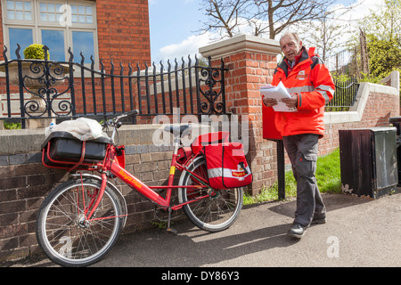 Royal Mail Postbote mit Fahrrad die Post im Dorf von Plumtree, Nottinghamshire, England, Großbritannien Stockfoto