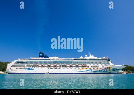Kreuzfahrtschiff im Hafen von Mahogany Bay auf der Insel Roatan angedockt. Stockfoto