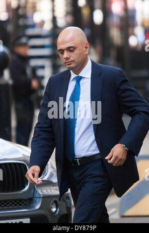 London, 9. März 2014. Nach dem Rücktritt früher in den Tag von Maria Miller Sajid Javid MP (Bromsgrove) kommt in der Downing Street, seine Position als die neue Kulturministerin aufzunehmen. Bildnachweis: Paul Davey/Alamy Live-Nachrichten Stockfoto