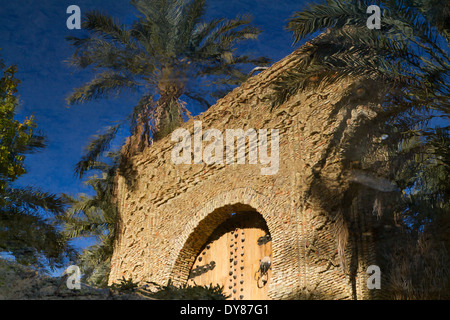 Der Eingang zu einer Verbindung in der Oase Tozeur zeigt eine traditionelle tunesische Holztür und der Stadt einzigartige Mauerwerk Stil Stockfoto