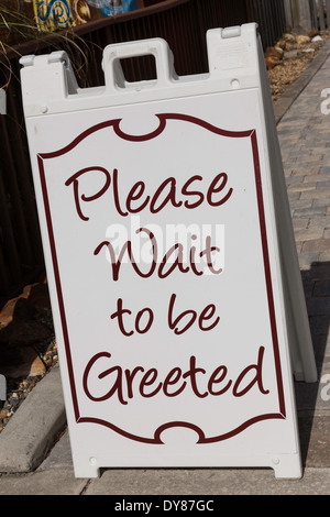 Am Ufer Restaurant Zeichen, "Bitte warten auf einen Tisch" süße Wasser, FL-USA Stockfoto