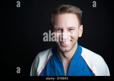 Lächelnder junger Mann, portrait Stockfoto