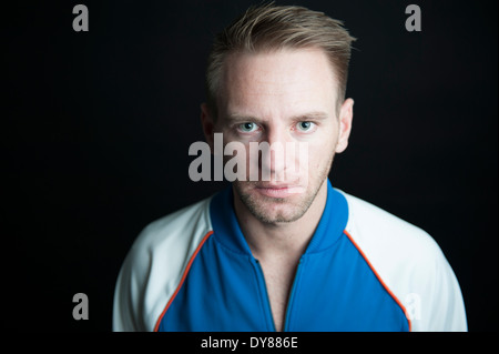 Ernster junger Mann, portrait Stockfoto