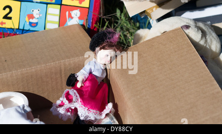 Eine Puppe in einer Box auf einem Flohmarkt (vide-Grenier) in Aude, Languedoc Frankreich Stockfoto