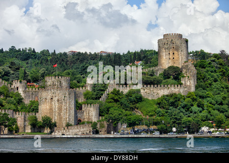 Rumeli Hisari (Castle of Europe) durch den Bosporus in Istanbul, Türkei im Jahre 1452 erbaut. Stockfoto