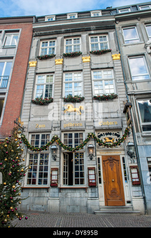 Weihnachts-Dekorationen auf das goldene Einhorn Restaurant in Aachen, Deutschland Stockfoto