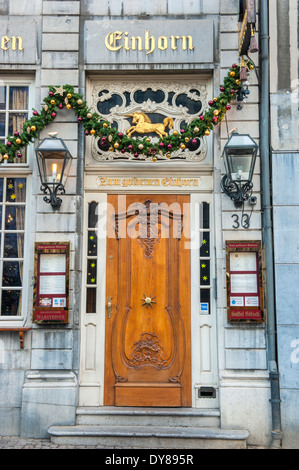 Weihnachts-Dekorationen auf das goldene Einhorn Restaurant in Aachen, Deutschland Stockfoto