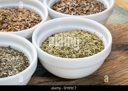 Schalen von Algen Nahrungsergänzungen (Blasentang, Meeressalat, Kelp, Wakame und Irisch Moos), Fokus auf Meeressalat Stockfoto