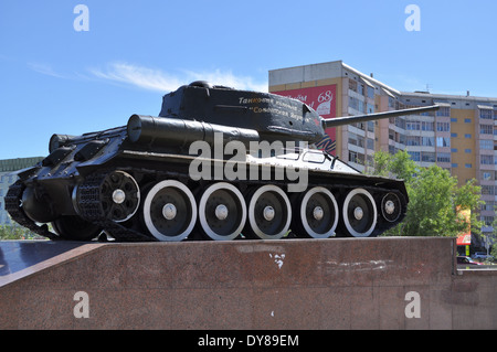 Tank auf dem Podest. Am Siegesdenkmal in der Hauptstadt Jakutiens, Yakutsk. Stockfoto