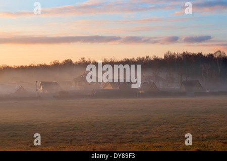 Ein nebeliger Morgen in einer typisch russischen Landschaft Stockfoto