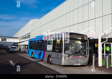 Glasgow Flughafen außen mit Bus & taxis Stockfoto