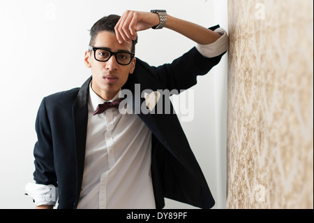 Junge Mann trägt Anzug und Gläser Stockfoto