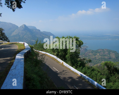 Ollachi Valaparai Straße und die wunderschönen Aliyar Reservoir wie gesehen von einem hohen Aussichtspunkt Stockfoto