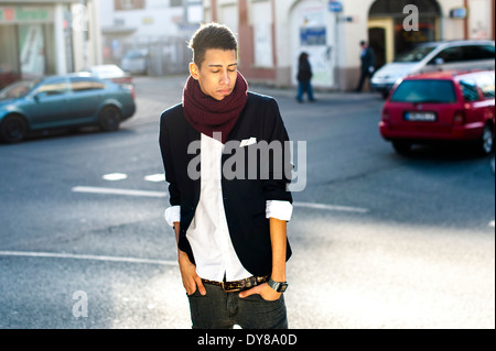 Junger Mann in der Stadt Stockfoto
