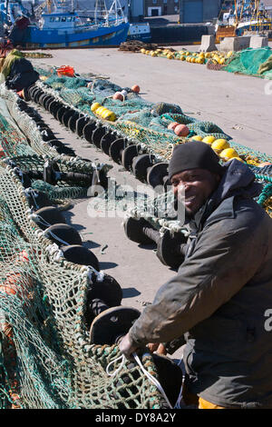 Fraserburgh Harbour, Schottland, UK 8. April 2014. Einwanderer sind eine tragende Säule der Landwirtschaft und Fischerei Schottlands geworden. Arbeitsmigranten aus Osteuropa Beschäftigung und einen Neuanfang zu suchen und bereit sind zu tun Arbeitsplätze Menschen vor Ort nicht zur Besatzung Boote und in Fischfabriken zu arbeiten. Scottish Seafood Association Chief Executive John Cox sagte: "Wir hätten ohne die ethnische Arbeiter eine große Kapazität Problem Verarbeitung alle Fische, die gelandet werden. Das Problem im Nord-Osten ist das Öl und Energie zieht alle lokalen Arbeitskräften.  Bildnachweis: Studio9/Alamy Live-Nachrichten Stockfoto