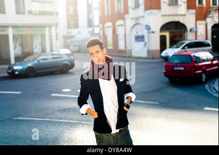 Junger Mann in der Stadt Stockfoto