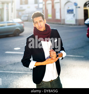 Junger Mann in der Stadt Stockfoto