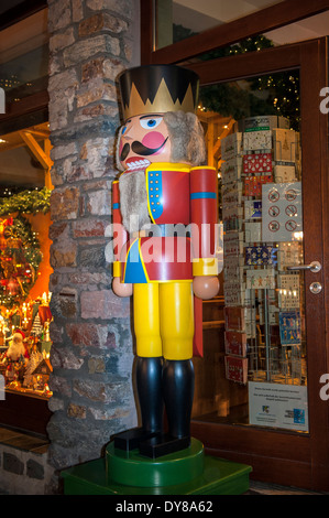 Großanzeige Nussknacker vor Käthe Wohlfahrt Geschäft, Weihnachtsmarkt, Rüdesheim, Deutschland Stockfoto