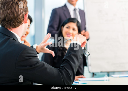 Rückansicht des Geschäftsmann in einem Gespräch erklären Stockfoto