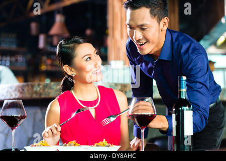 Porträt von asiatischen paar Essen im restaurant Stockfoto