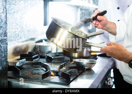 Nahaufnahme eines Kochs Hände Kochen Stockfoto