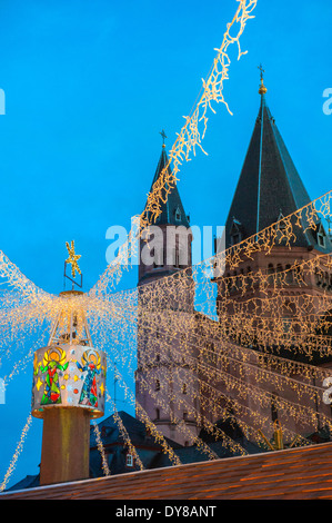 St. Martins Dom, Weihnachtslichter in der Dämmerung, Weihnachtsmarkt, Mainz, Deutschland Stockfoto