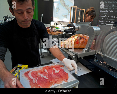 Ein Mann hält ein Tablett mit Parmaschinken an er Parma Schinken & Mozzarella stehen im Borough Market, London Bridge, London, UK KATHY DEWITT Stockfoto