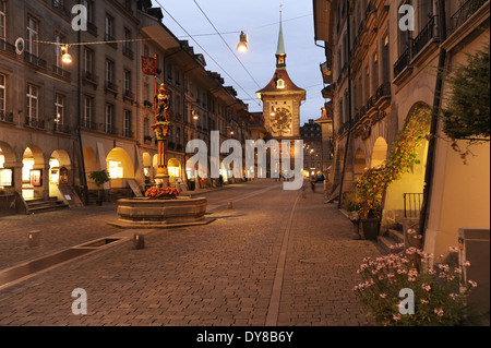 Schweiz, Bern, Zeitglockenturm, Uhrturm, Straße, Gasse, Bögen, in der Nacht, Brunnen, Unesco, Weltkulturerbe Stockfoto