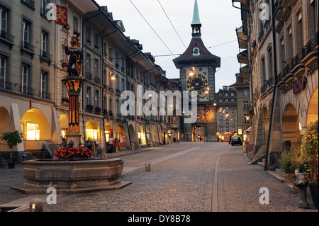 Schweiz, Bern, Zeitglockenturm, Uhrturm, Straße, Gasse, Bögen, in der Nacht, Brunnen, Unesco, Weltkulturerbe Stockfoto