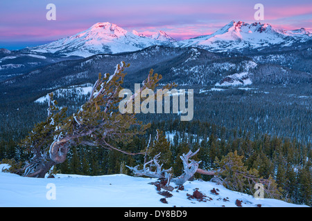 Sonnenaufgang über den Three Sisters und gebrochen oben Bergen in der Kaskade Palette von Oregon in der Nähe von Bend. USA. Winter Stockfoto