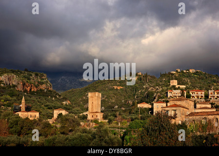 Die Kirche von Agios Spyridon und der Turm des Mourtzinos in Kardamyli Palia ("alten"), Mani, Messenien, Peloponnes, Griechenland. Stockfoto