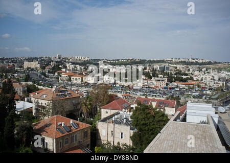 Jerusalem, Israel. 9. April 2014. Nach Osten Blick von der Dachterrasse des päpstlichen Institut Notre Dame of Jerusalem Center. Papst Francis besuchen die Notre-Dame-Zentrum bei seinem nächsten Besuch, wie Papst Benedict XVI. bei seinem Besuch im Mai 2009. Die Vatikanischen Delegation und Presse-Korps wird am Notre Dame während der Papstbesuch beruhen. Bildnachweis: Nir Alon/Alamy Live-Nachrichten Stockfoto