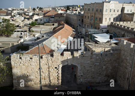 Jerusalem, Israel. 9. April 2014. Das neue Tor zum Christian Quarter der Altstadt wird vom Dach des päpstlichen Institut Notre Dame of Jerusalem Center angesehen. Bildnachweis: Nir Alon/Alamy Live-Nachrichten Stockfoto