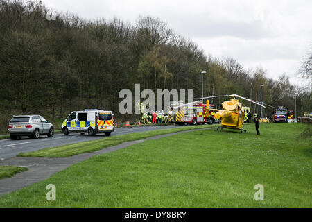 Queenswood Fahrt, Leeds West Yorkshire UK 9. April 2014. Notdienste besuchen einen Vorfall bei rund 1400 Stunden in dem ein Fahrzeug in einem belebten Vorort Straße aufgehoben. Zwei Personen wurden freigeschnitten aus dem Fahrzeug landete auf dem Dach im Wald an der Seite der Straße im Bereich Becketts Park LS6 und aus der Szene entfernt mit einem Krankenwagen. West Yorkshire Air Ambulance auch besuchte die Szene aber wurde nicht verwendet, um Verluste zu transportieren. Ein anderes Fahrzeug, eine gelbe Seat Ibiza, die gesehen wurde, beschädigt zu sein war auch in der Nähe geparkt.  Bildnachweis: Ian Wray/Alamy Live-Nachrichten Stockfoto