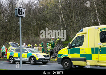 Queenswood Fahrt, Leeds West Yorkshire UK 9. April 2014. Notdienste besuchen einen Vorfall bei rund 1400 Stunden in dem ein Fahrzeug in einem belebten Vorort Straße aufgehoben. Zwei Personen wurden freigeschnitten aus dem Fahrzeug landete auf dem Dach im Wald an der Seite der Straße im Bereich Becketts Park LS6 und aus der Szene entfernt mit einem Krankenwagen. West Yorkshire Air Ambulance auch besuchte die Szene aber wurde nicht verwendet, um Verluste zu transportieren. Ein anderes Fahrzeug, eine gelbe Seat Ibiza, die gesehen wurde, beschädigt zu sein war auch in der Nähe geparkt.  Bildnachweis: Ian Wray/Alamy Live-Nachrichten Stockfoto