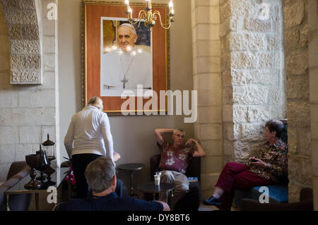 Jerusalem, Israel. 9. April 2014. Ein Porträt von seiner Heiligkeit Papst Francis hängt in der Lobby des päpstlichen Institut Notre Dame of Jerusalem Center als Vorbereitungen im Gange für seinen bevorstehenden Besuch in Jerusalem (25-26 Mai 2014). Papst Francis besuchen die Notre-Dame-Zentrum bei seinem nächsten Besuch, wie Papst Benedict XVI. bei seinem Besuch im Mai 2009. Bildnachweis: Nir Alon/Alamy Live-Nachrichten Stockfoto