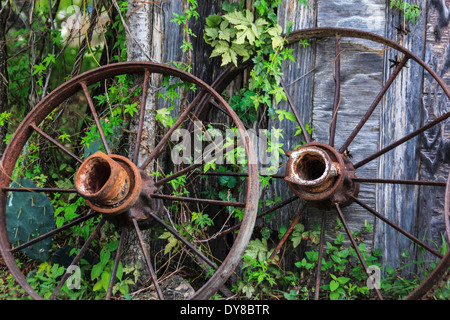 Metall, Wagenräder, New Braunfels, rustikale Scheune, Texas, USA, USA, Amerika, Räder Stockfoto