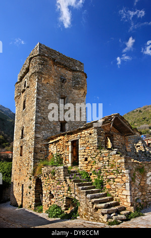 Das "Turmhaus" von Dourakis, typisches Beispiel der Maniot Architektur, Dorf Kastania, Western ("messenischen") Mani, Griechenland Stockfoto