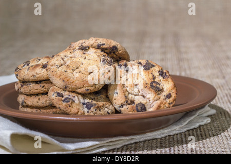 Haferflocken-Cookies mit Rosinen auf einem braunen Teller Stockfoto