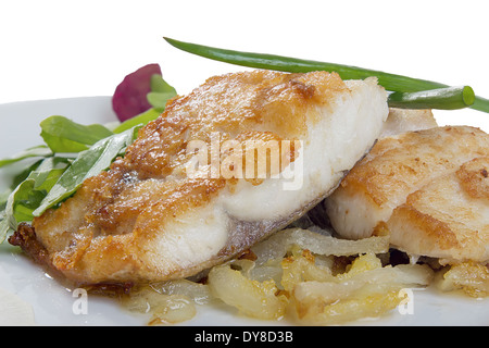 Fischgericht - gebratenes Fischfilet mit Gemüse auf weißem Hintergrund Stockfoto