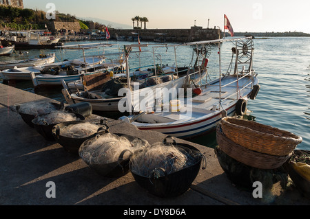 Fischernetze und Boote am Hafen von Byblos, Libanon, bei Sonnenuntergang Stockfoto