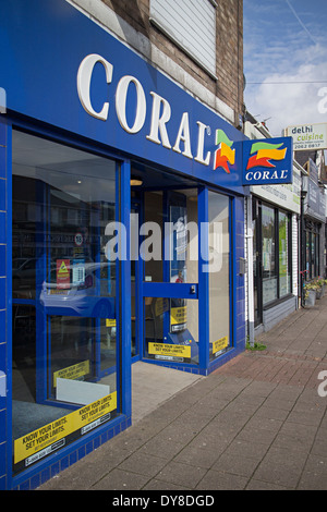 Korallen-Wetten-Shop in High Street Lage, Cardiff, Wales, UK Stockfoto