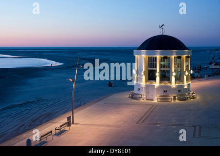 Pavillon an der Strandpromenade der Insel Borkum, Sachsen, Deutschland, Europa zu senken Stockfoto