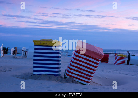senken Sie überdachten Strandkörbe und Strandzelte auf Borkum-Insel, Sachsen, Deutschland, Europa Stockfoto