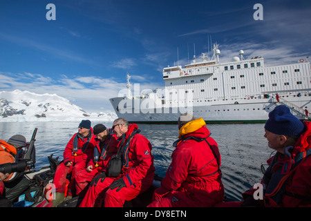 Die antarktische Halbinsel und die Akademik Sergey Vavilov, verstärkt ein Eis Schiff bei einer Expedition in die Antarktis Stockfoto