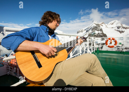 Ein Besatzungsmitglied auf dem Deck der Akademik Sergey Vavilov, verstärkt ein Eis Schiff bei einer Expedition in die Antarktis Stockfoto