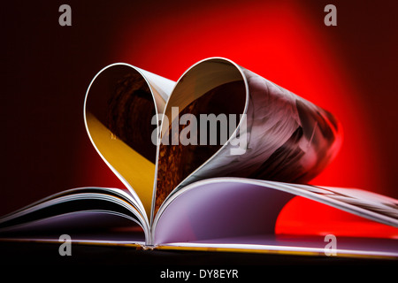 Seiten des Buches in Form eines Herzens gebogen Stockfoto